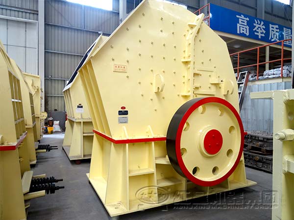 重錘式破碎機側面