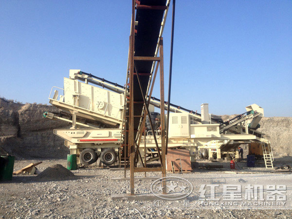 移動式破碎機作業(yè)現(xiàn)場