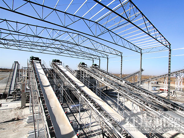 膠帶輸送機(jī)生產(chǎn)現(xiàn)場(chǎng)