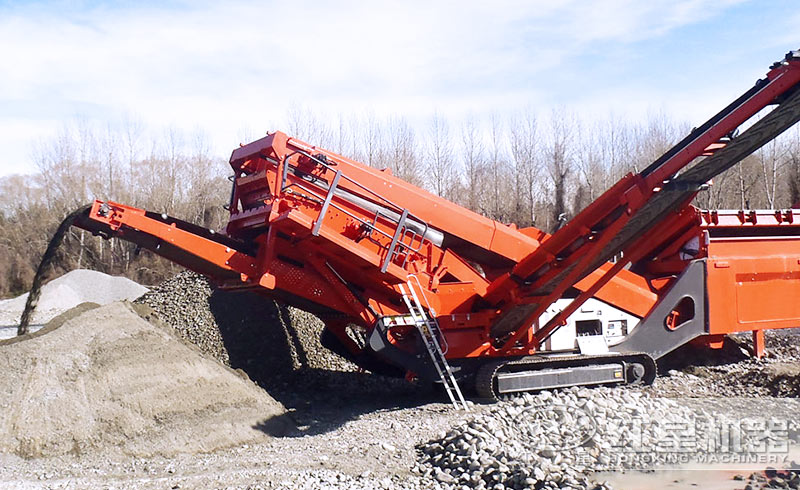 小型車載鵝卵石移動石子破碎機加工現(xiàn)場