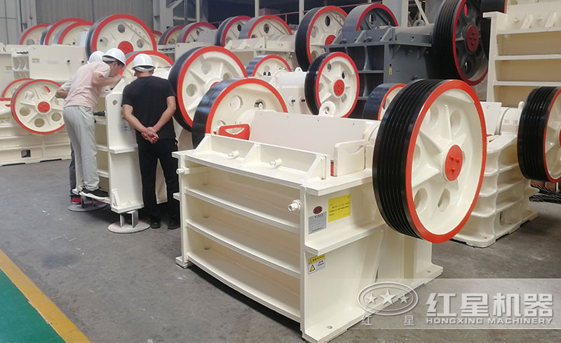 用戶來紅星參觀鋁土礦粉碎機