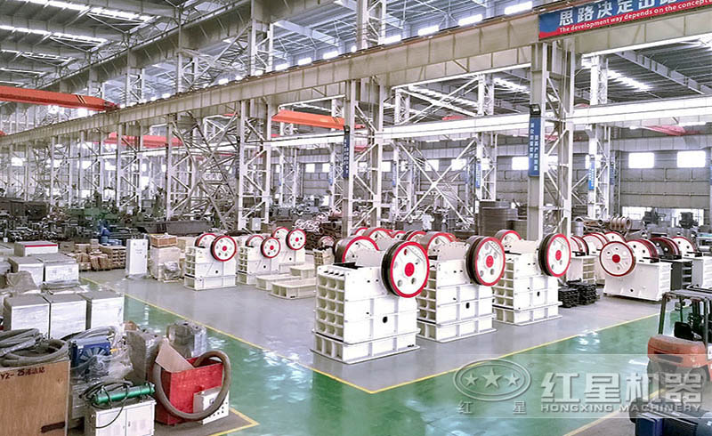 紅星鋁土礦粉碎機生產(chǎn)車間一角——設(shè)備種類齊全，型號眾多