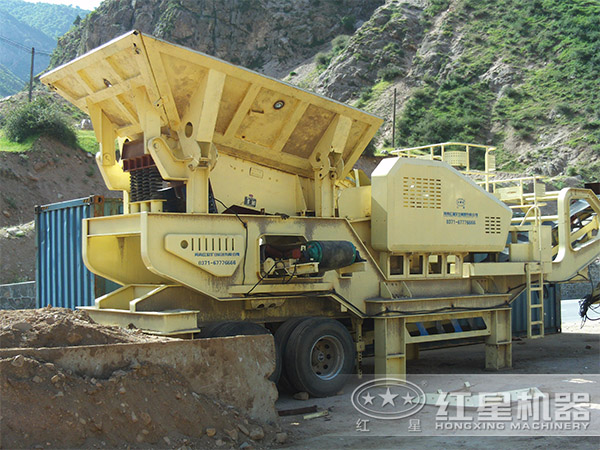 可移動(dòng)碎石機(jī)生產(chǎn)線現(xiàn)場(chǎng)
