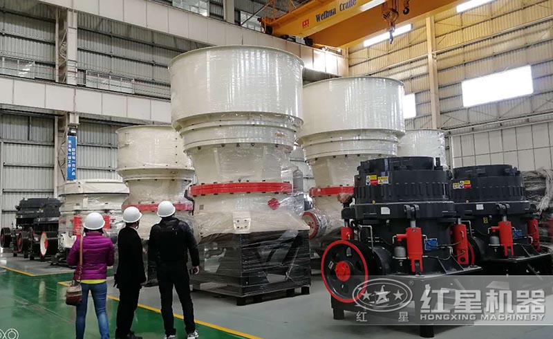 用戶來廠參觀黃鐵礦破碎機(jī)