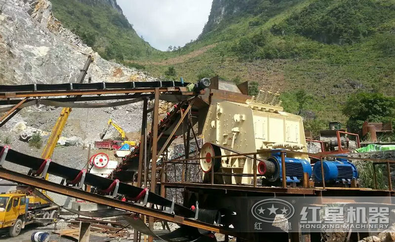 湖南用戶300-400t/h的石灰石破碎生產(chǎn)線現(xiàn)場(chǎng)
