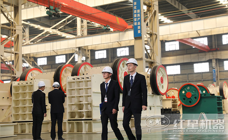 紅星顎式細碎機生產車間，現(xiàn)貨供應，價格實惠