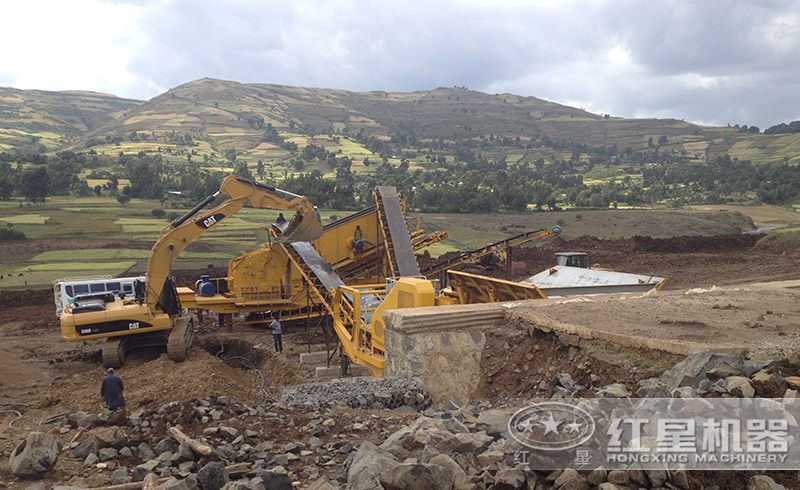 紅星反擊破移動(dòng)破碎站生產(chǎn)現(xiàn)場(chǎng)