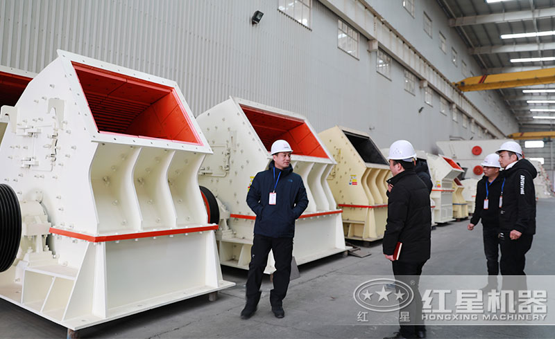 紅星錘式破碎機(jī)車間圖，用戶不遠(yuǎn)千里前來(lái)參觀了解