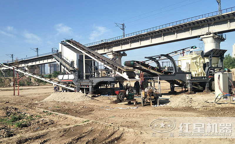 紅星輪胎式移動破碎站碎石現(xiàn)場