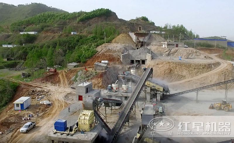 砂石破碎生產(chǎn)線現(xiàn)場(chǎng)