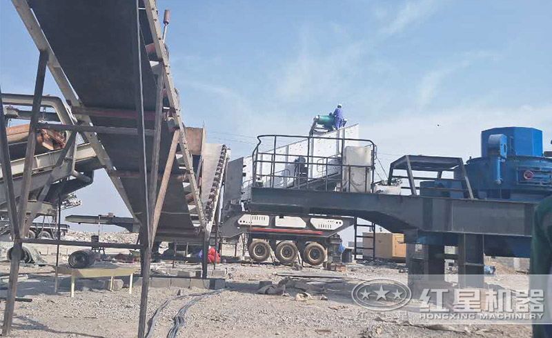阿曼時(shí)產(chǎn)300噸的移動(dòng)式沙子粉碎現(xiàn)場(chǎng)