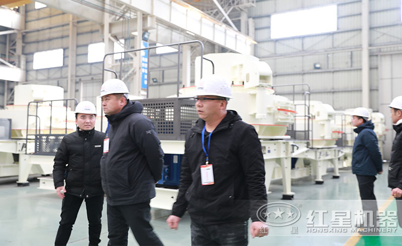 用戶來紅星廠區(qū)參觀購置制砂機(jī)