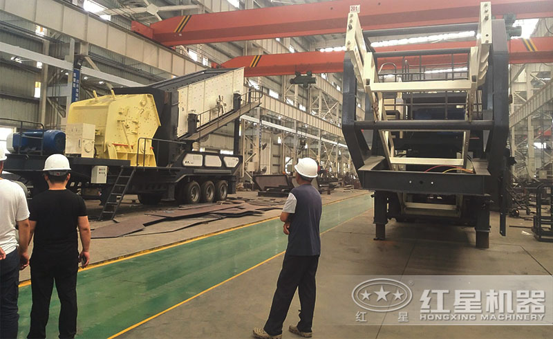 用戶來紅星廠區(qū)參觀購(gòu)置流動(dòng)式石頭破碎機(jī)