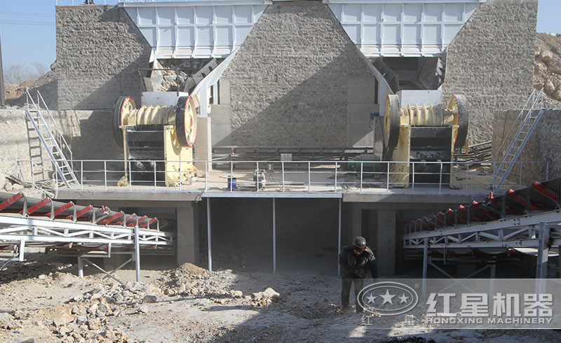 時(shí)產(chǎn)1500噸鄂式碎石機(jī)碎石現(xiàn)場