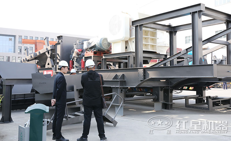 山西用戶來紅星廠區(qū)參觀了解移動破碎機(jī)