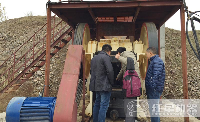 紅星工作人員正帶領山西用戶到顎破現場進行實地考察