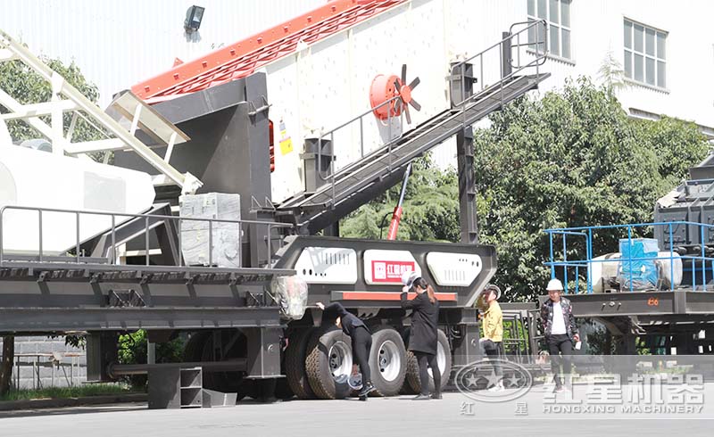 用戶來(lái)紅星廠區(qū)參觀購(gòu)置移動(dòng)式破碎設(shè)備