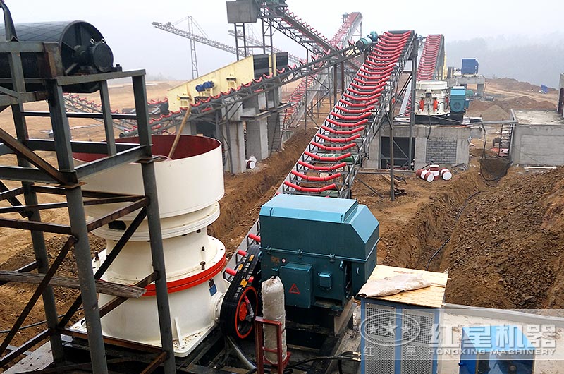 時產(chǎn)150噸的圓錐式碎石機(jī)作業(yè)現(xiàn)場