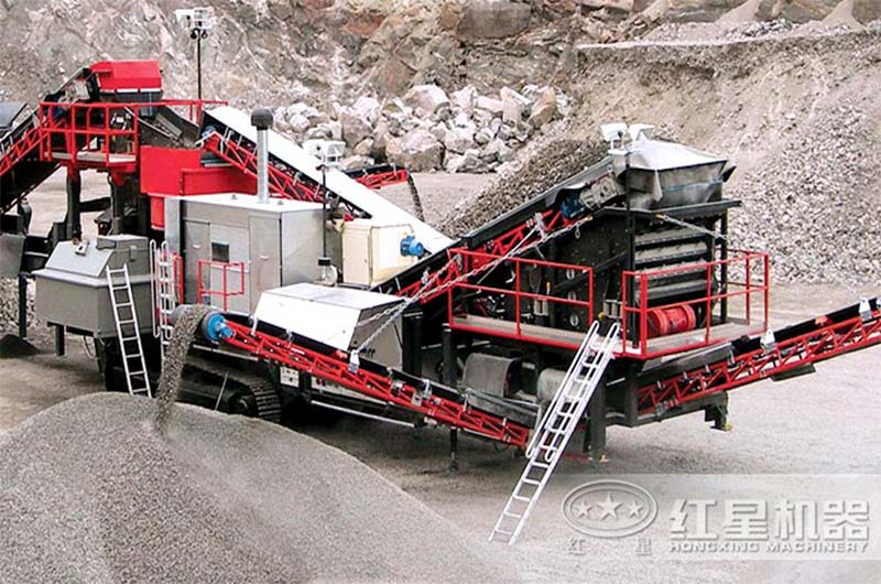 履帶式移動(dòng)制砂生產(chǎn)線現(xiàn)場