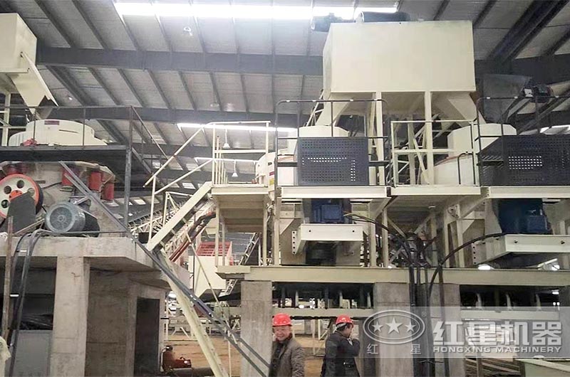 液壓圓錐破碎機(jī)作業(yè)現(xiàn)場