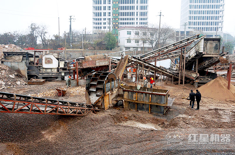 移動(dòng)破碎機(jī)處理建筑垃圾現(xiàn)場(chǎng)