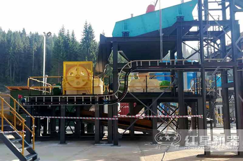 昆明對輥破碎機生產(chǎn)現(xiàn)場