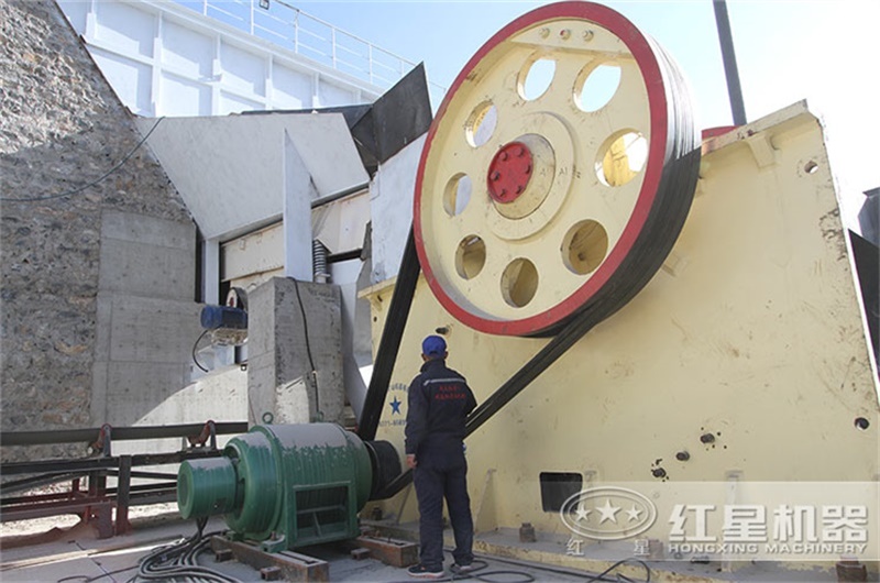 大型顎式破碎機(jī)設(shè)備安裝現(xiàn)場